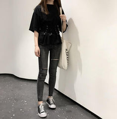 Camiseta extragrande de algodón en blanco y negro con cinturón y cordones