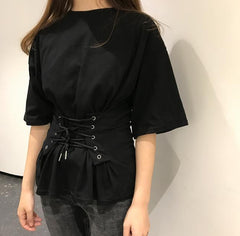 Camiseta extragrande de algodón en blanco y negro con cinturón y cordones