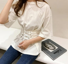 Camiseta extragrande de algodón en blanco y negro con cinturón y cordones