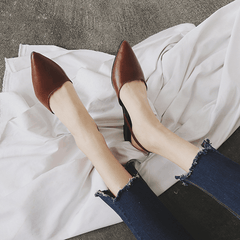 Flache, klassische Sandalen aus Leder mit spitzer Spitze und Absatz