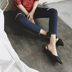 Flache, klassische Sandalen aus Leder mit spitzer Spitze und Absatz