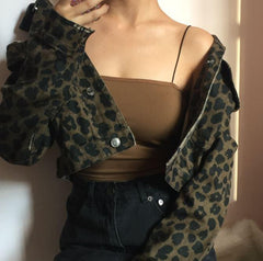 Chaqueta corta vaquera con estampado de leopardo