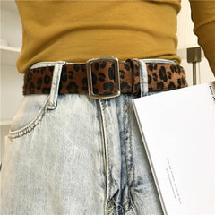 Modischer Gürtel mit Leopardenmuster und quadratischer Schnalle