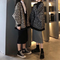 Cárdigan de punto extragrande en beige y gris con estampado de leopardo