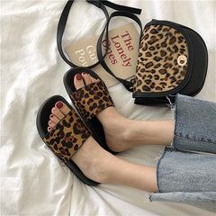 Schwarze Sommersandalen aus Gummi mit flacher Sohle und Leopardenmuster