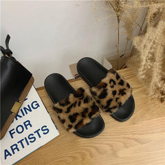 Schwarze Slipper-Sandalen aus Kunstfell mit flacher Sohle und Leopardenmuster