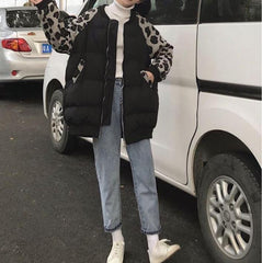 Abrigo acolchado con cremallera y mangas con estampado de leopardo