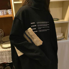 Suéter de punto negro con corte lateral largo y estampado de letras