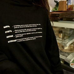 Suéter de punto negro con corte lateral largo y estampado de letras