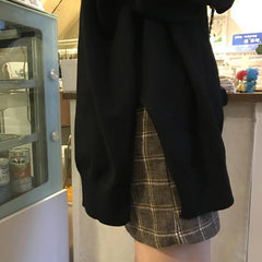 Suéter de punto negro con corte lateral largo y estampado de letras