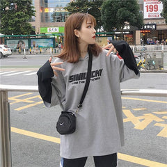 Camiseta con capucha y costuras falsas de dos piezas con estampado de letras