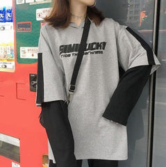 Camiseta con capucha y costuras falsas de dos piezas con estampado de letras