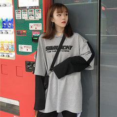 Camiseta con capucha y costuras falsas de dos piezas con estampado de letras