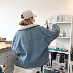 Hellblaue Kunstlamm-Jacke mit flauschigem Kragen und weißen Knöpfen