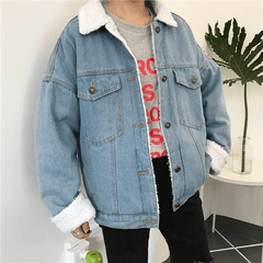 Hellblaue Kunstlamm-Jacke mit flauschigem Kragen und weißen Knöpfen