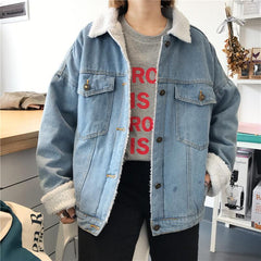 Hellblaue Kunstlamm-Jacke mit flauschigem Kragen und weißen Knöpfen