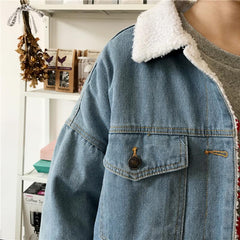 Hellblaue Kunstlamm-Jacke mit flauschigem Kragen und weißen Knöpfen