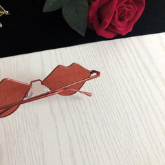 Gafas de sol con montura metálica fina con forma de labios