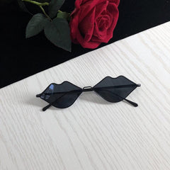 Gafas de sol con montura metálica fina con forma de labios