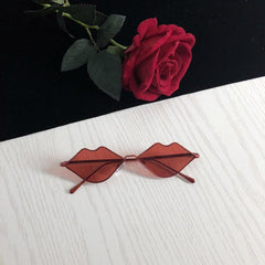 Gafas de sol con montura metálica fina con forma de labios