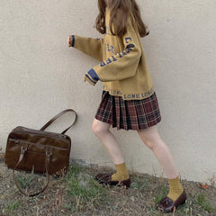 Suéter suelto de punto amarillo con texto retro solitario