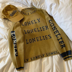 Suéter suelto de punto amarillo con texto retro solitario