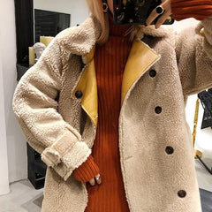 Abrigo largo beige con cinturón de piel esponjosa