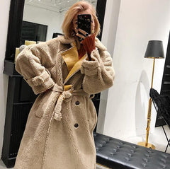 Abrigo largo beige con cinturón de piel esponjosa