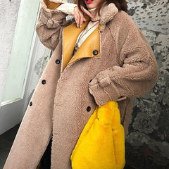 Abrigo largo beige con cinturón de piel esponjosa