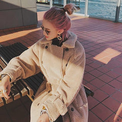 Abrigo largo beige con cinturón de piel esponjosa