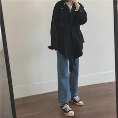 Gabardina corta con botones a presión, bolsillos delanteros y cinturón holgado