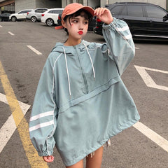 Cortavientos deportivo holgado con capucha y mangas murciélago