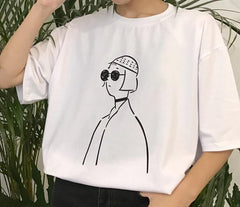 Camiseta oversize blanca y negra con gafas de sol de Mathilda Leon para niña dibujando líneas
