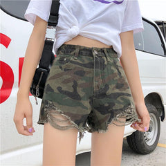 Pantalones cortos vaqueros con bordes rotos y estampado verde militar