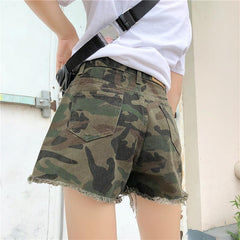 Pantalones cortos vaqueros con bordes rotos y estampado verde militar