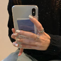 Anillos metálicos plateados de estética minimalista