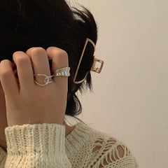 Anillos metálicos plateados de estética minimalista