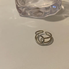 Anillos metálicos plateados de estética minimalista