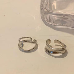 Anillos metálicos plateados de estética minimalista