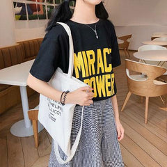 Camiseta holgada blanca y negra con fuente retro Miracle Power