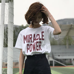 Camiseta holgada blanca y negra con fuente retro Miracle Power
