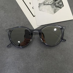 Gafas de sol redondas y modernas con cristales de espejo