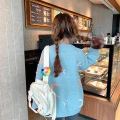 Suéter holgado y cómodo con estética pastel de luna y estrellas