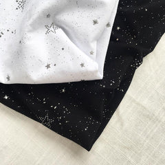 Camiseta blanca y negra con estrellas y diamantes de imitación en el cielo nocturno