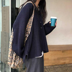 Suéter naranja con botones en el cuello azul oscuro de los años 90