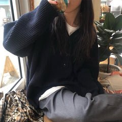 Suéter naranja con botones en el cuello azul oscuro de los años 90