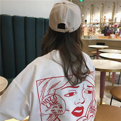 Camiseta extragrande con escena de cómic bordada en blanco y negro