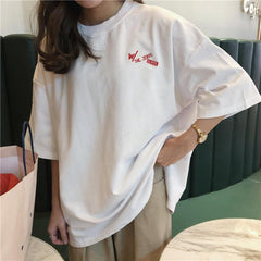 Camiseta extragrande con escena de cómic bordada en blanco y negro