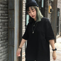 Camiseta negra, blanca y lila con estampado de jeroglíficos de gran tamaño