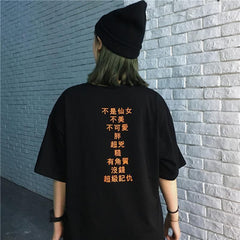 Camiseta negra, blanca y lila con estampado de jeroglíficos de gran tamaño